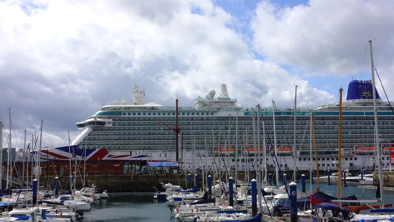 Krydstogtskibet og yachter i havn. Timelapse. Krydstogtskibet Britannia. La Coruña, den store by i det nordvestlige Spanien, feriestedet og havnen.