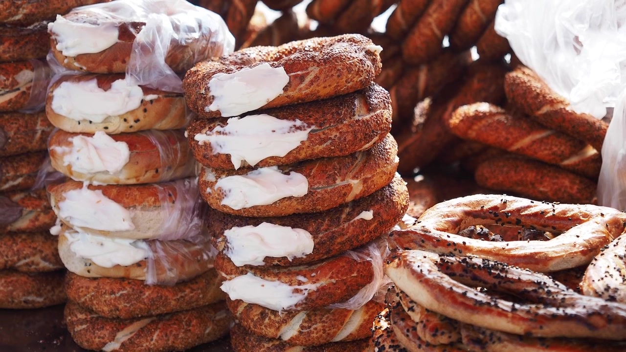 Högar med färsk turkisk simit med färskost