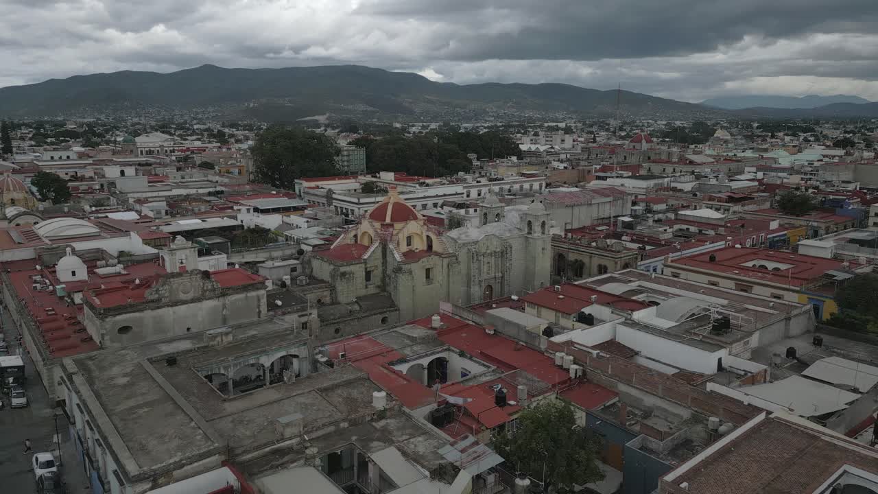 vuelo bajo a la arquitectura colonial del templo de san felipe neri, oaxaca