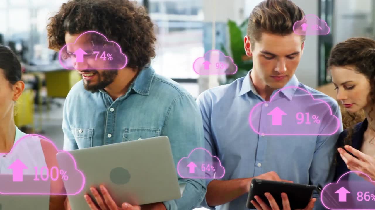 animación de iconos en la nube con un porcentaje creciente sobre diversos colegas discutiendo en la oficina