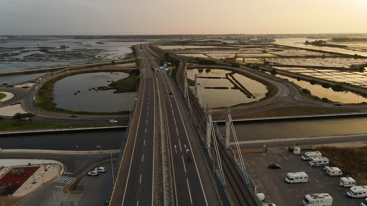 포르투갈 아베이루의 고속도로 교량과 주변 강 수로 및 소금 계획의 항공 영상