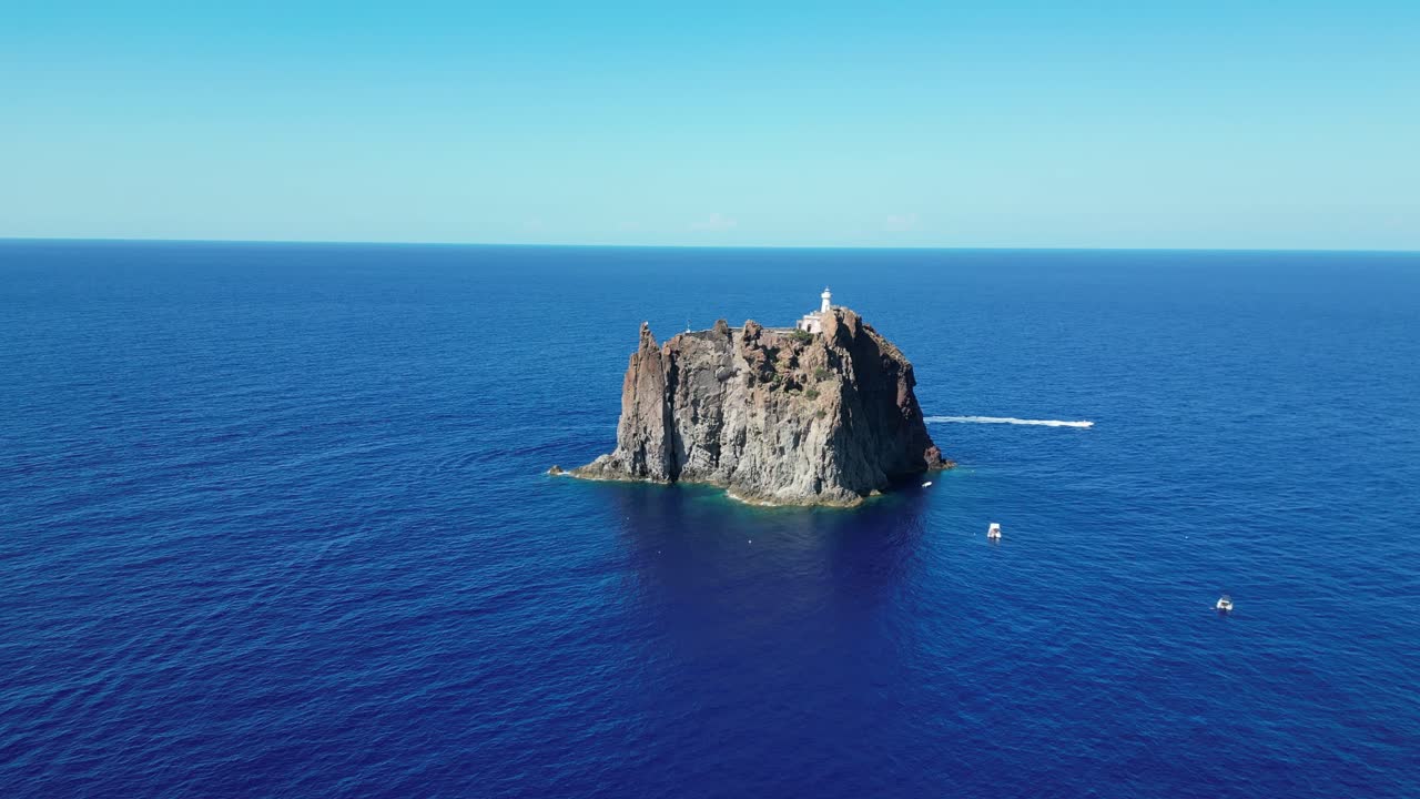 이탈리아 시칠리아 에올리아 섬 에 있는 스트롬볼리키오 화산 섬 과 스트롬볼리 근처 의 등대 - 항공 4k