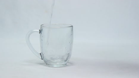 염료 액체와 혼합된 유리의 미네랄 워터
