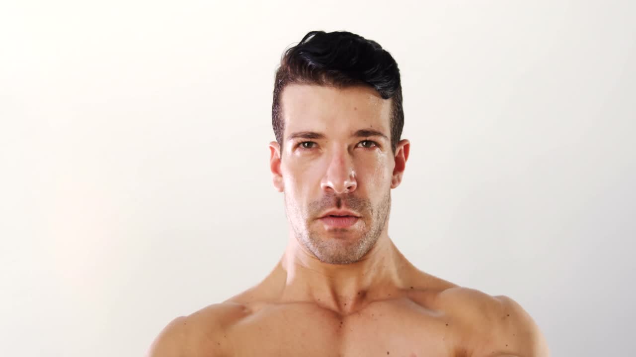 근육질의 남자가 케틀벨을 들어올리는 4k