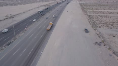 Imágenes-Aéreas-Del-Tráfico-De-La-Carretera-Del-Desierto---Volar-Hacia-Adelante