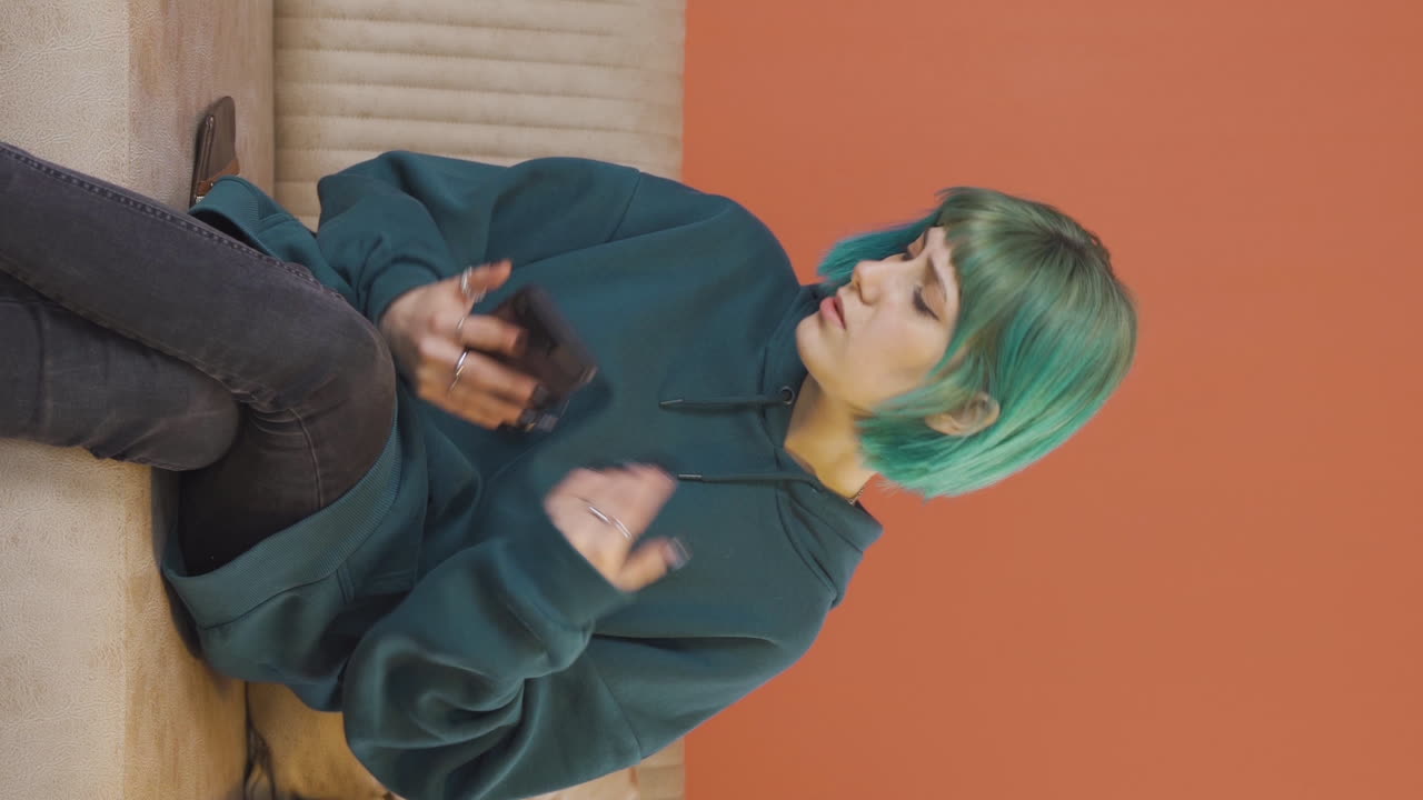 Video vertical de la joven preocupada que está pensativa, no se encuentra bien.