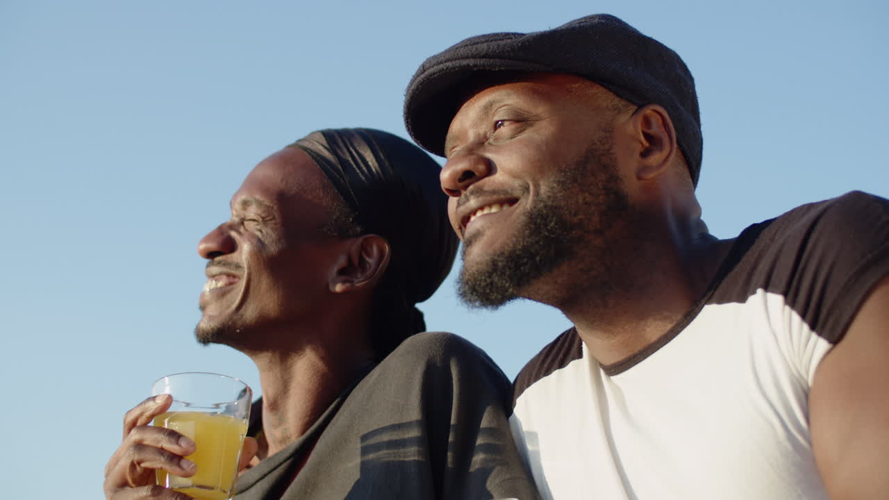 야외에서 키스하는 행복한 동성애 남자의 클로즈업 샷