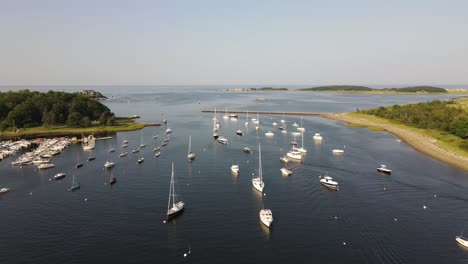 Veleros-Y-Barcos-De-Pesca-Flotando-En-Las-Tranquilas-Aguas-De-Cohasset-Ensenada-Y-Puerto-En-Massachusetts,-Ee.uu.