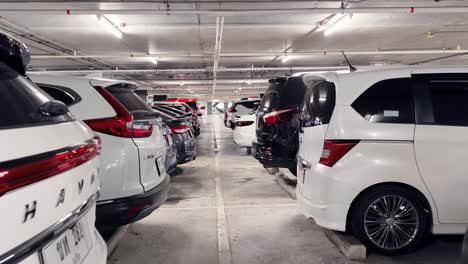 estacionamiento subterráneo con automóviles