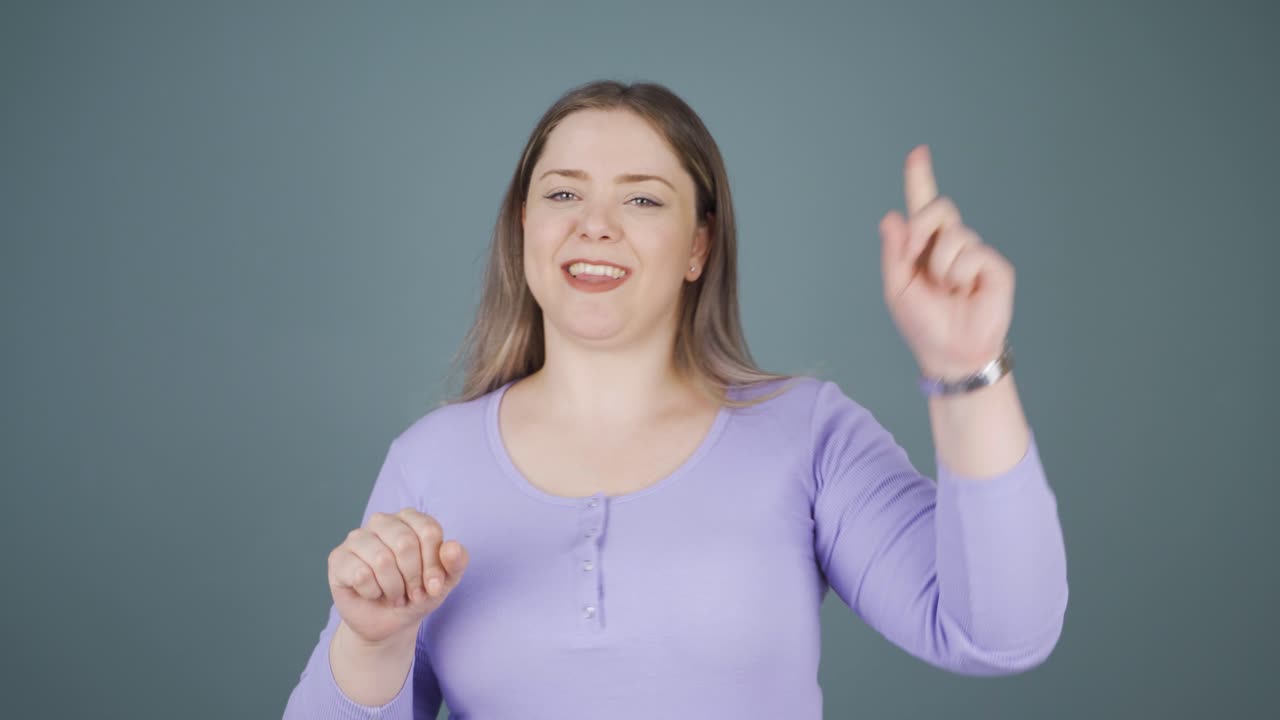 una joven feliz bailando.