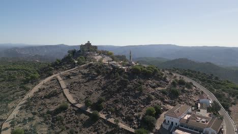 Vista-Aérea-Revela-El-Santuario-Del-Monte-Cerro,-Destino-De-Peregrinación-De-Nuestra-Señora-De-La-Cabeza.