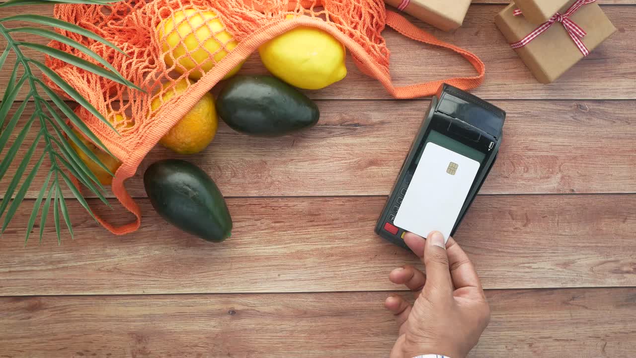 신용카드로 식료품을 지불하는 것