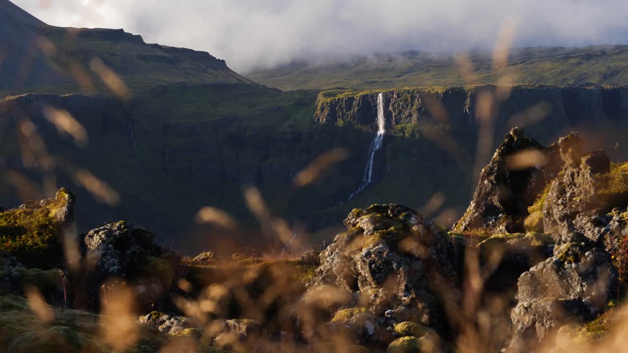 Una cascata in Islanda, che scende dalla cima di un'alta montagna