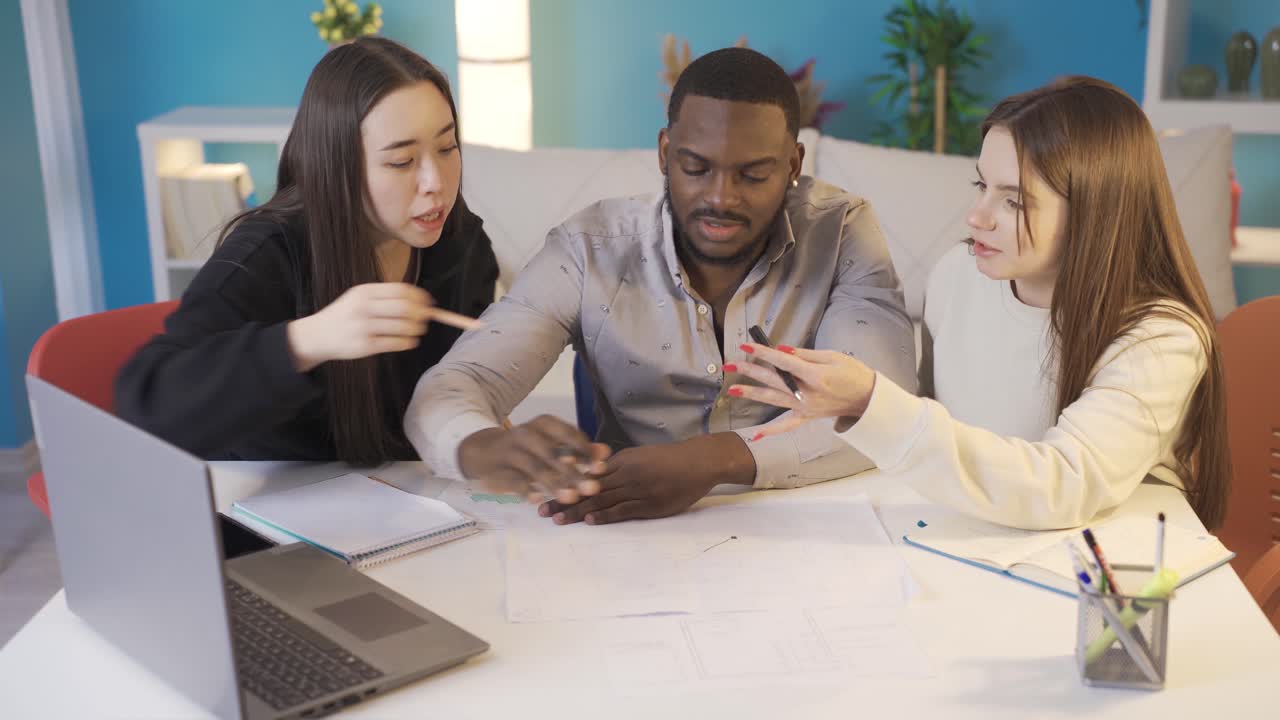 colegas de diferentes razas trabajando en un proyecto en casa.