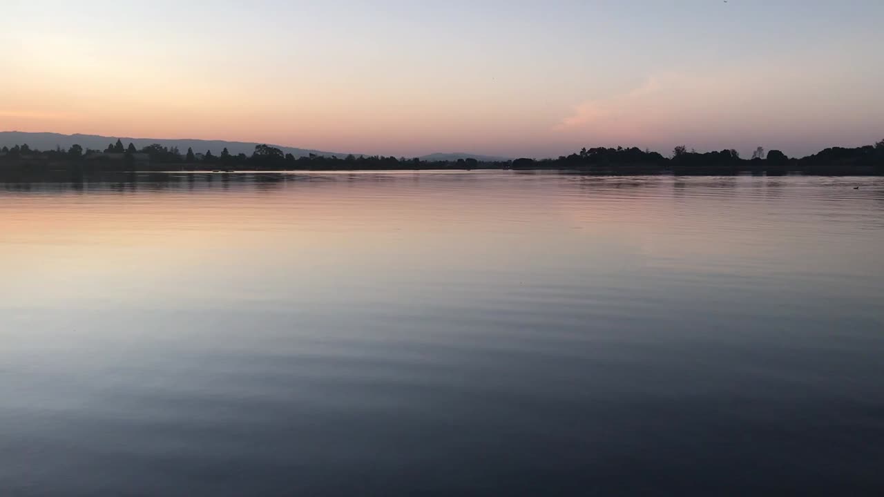 un vídeo meditativo y relajante de un lago durante el crepúsculo