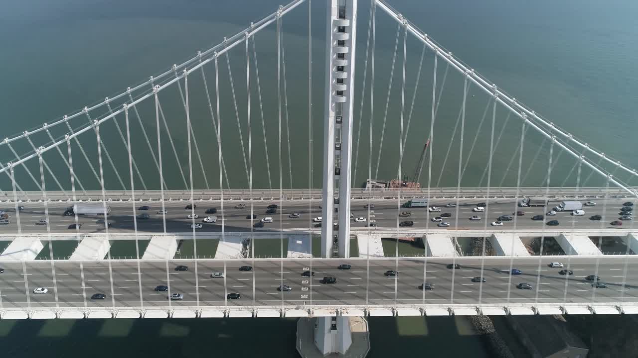 도시를 배경으로 샌프란시스코-오클랜드 베이 브릿지에서 이동하는 차량의 공중 촬영