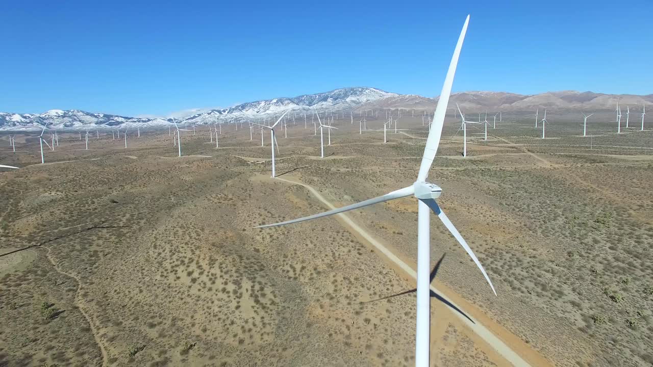 una buena antena panorámica sobre un parque eólico del desierto de mojave genera energía limpia para california 1