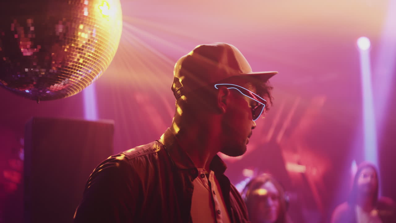 dj en un club nocturno