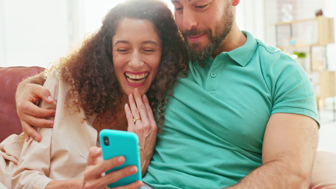 teléfono, redes sociales y wow con una pareja leyendo