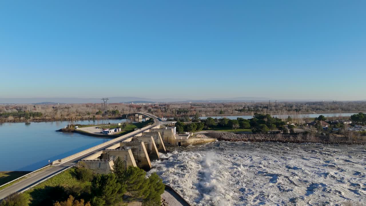 majestuosa oleada de agua desde arriba como la presa libera torrentes en el paisaje