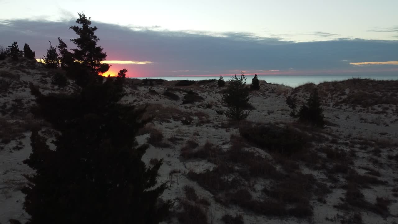 carretilla aérea en las copas de los árboles en la reserva natural de niagara glen en canadá con wunset en el fondo