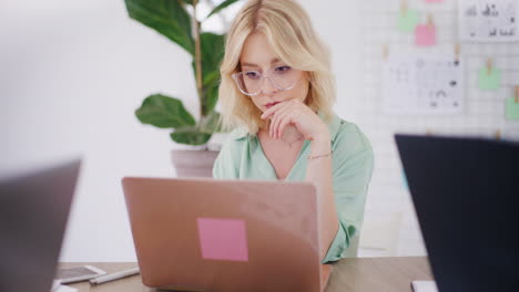 Mujer-De-Negocios,-Trabajando,-En,-Computadora,-En,-Oficina