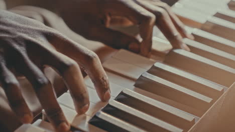 persona que toca el piano