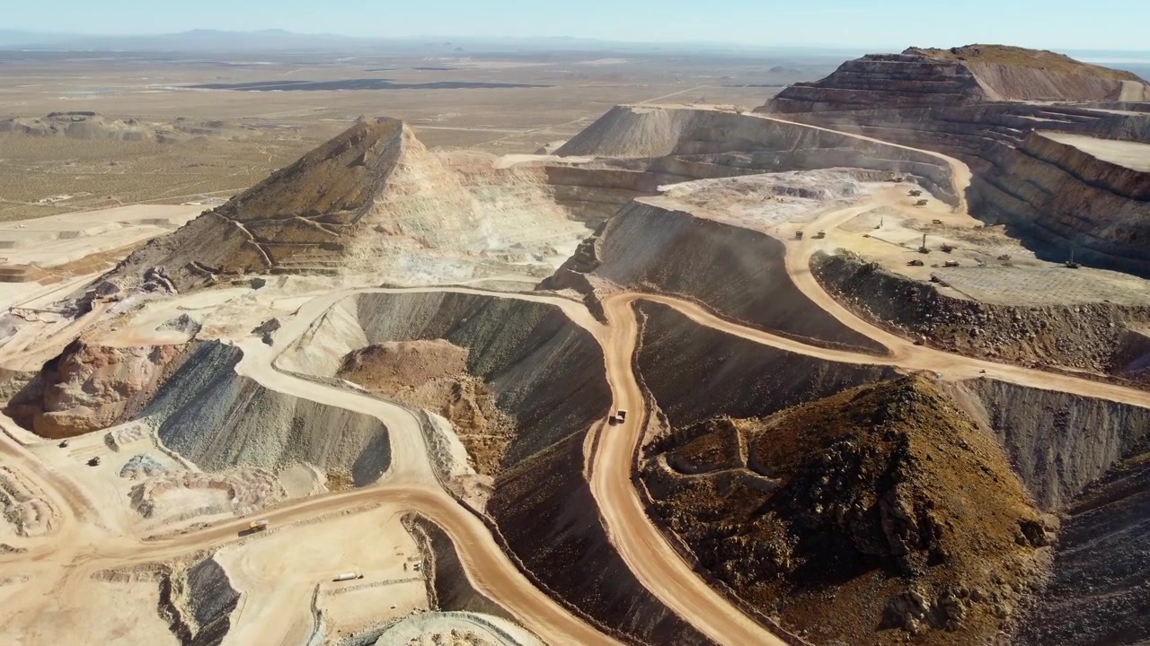 USA, CA, Mojave, Golden Queen Mine, 45585 - Drone view of the mine and its massive tailings and the environmental damage it causes.