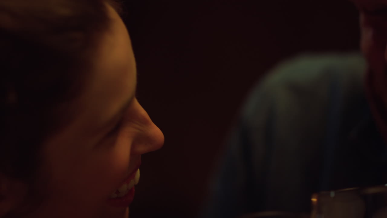 연애자들은 기념일 클로즈업에서 토스트를 마시고 웃는 커플 얼굴이 데이트를 즐기고 있습니다.