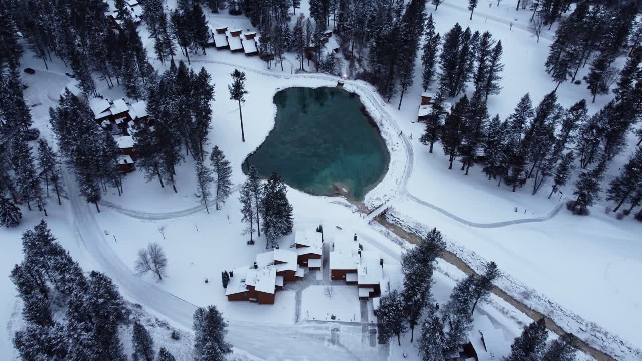 lago de color esmeralda en las montañas de columbia británica