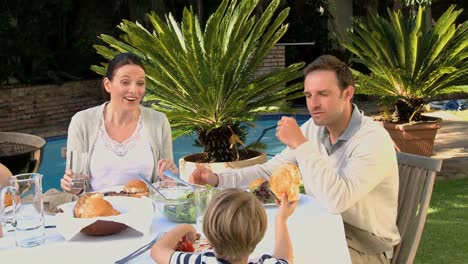 Große-Familie-Beim-Mittagessen-Im-Garten