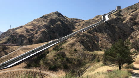 Die-Großen-Wasserkaskaden-In-Los-Angeles,-Die-William-Mulholland-Baute,-Um-Die-Grafschaft-Mit-Wasser-Zu-Versorgen,-Indem-Er-Es-Mit-Aquädukten-über-Die-Wüste-Bewässerte