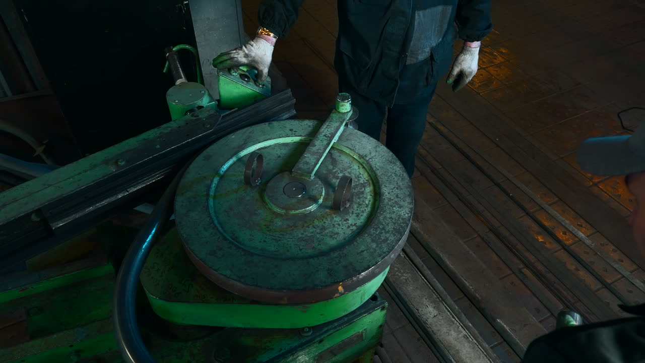 금속 파이프 구부리는 과정