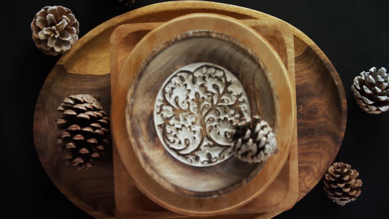 varios cubiertos en la mesa de madera 4k