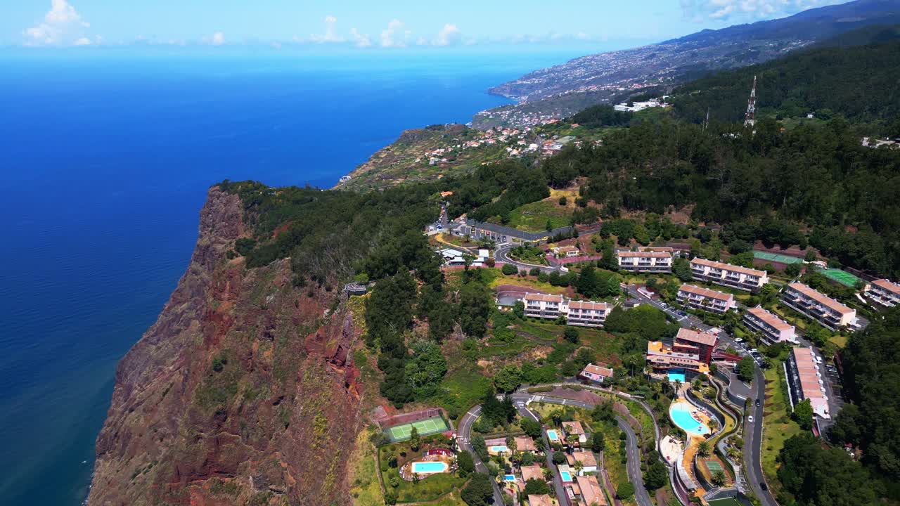 Aérea, ponto de vista de observação Cabo Girão, casas na ilha, instalações de lazer