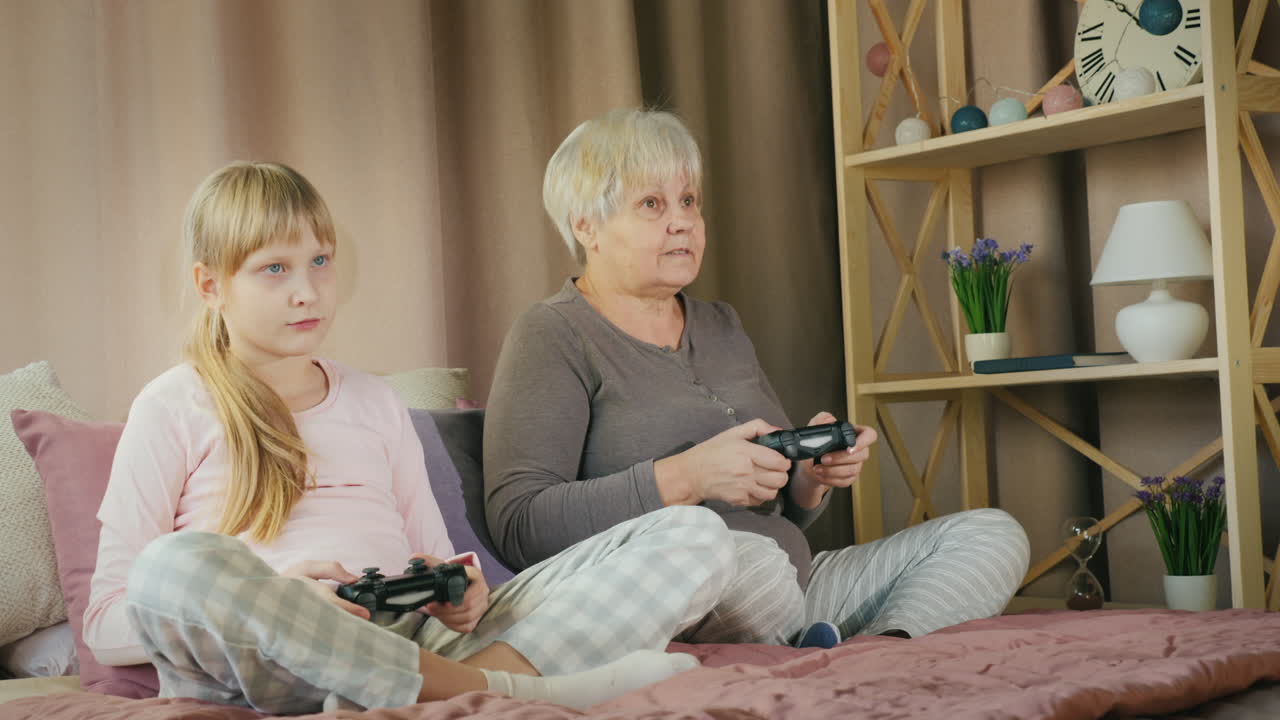 Nonna e nipote giocano ai videogiochi insieme 3