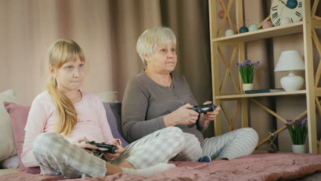 Abuela-Y-Nieta-Juegan-Videojuegos-Juntas-3