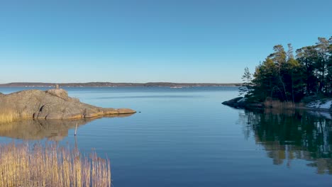 Ruhige-Stockholmer-Schärenlandschaft-Mit-Ruhigem-Wasser-Und-Klarem-Blauen-Himmel,-Statische-Aufnahme