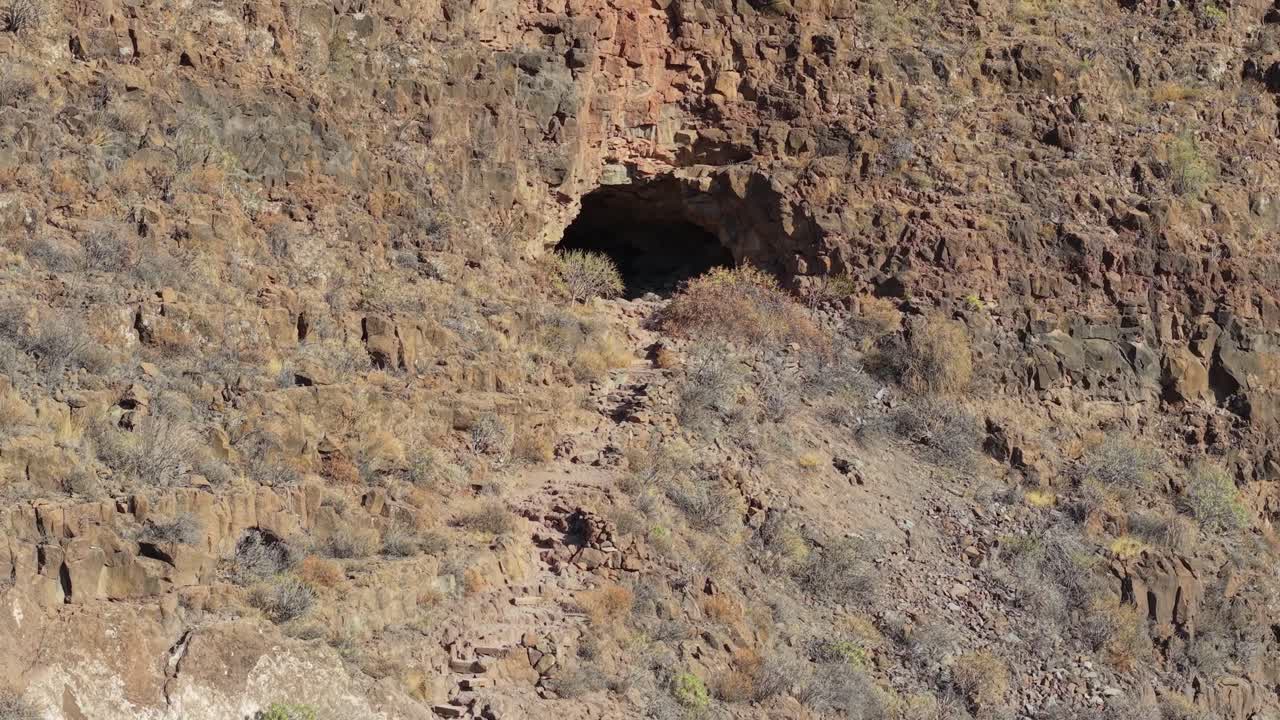 Discovering the cave and entrance to the Ansite fortress on the island of Gran Canaria