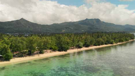 Toma-Panorámica-De-La-Isla-Ile-Aux-Benitiers-Con-Barcos-Estacionados-En-La-Orilla