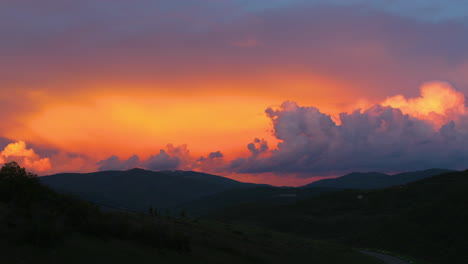 una toma amplia de una hermosa y colorida puesta de sol en las montañas de utah, cerca de wanship y park city