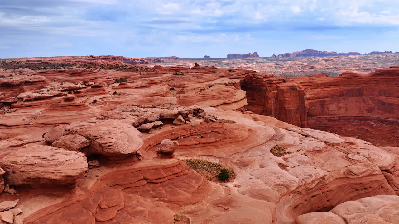 Impressionanti formazioni geologiche rosse con pareti scoscese. Incredibili canyon dell'Arches National Park, Utah, USA. Filmato.
