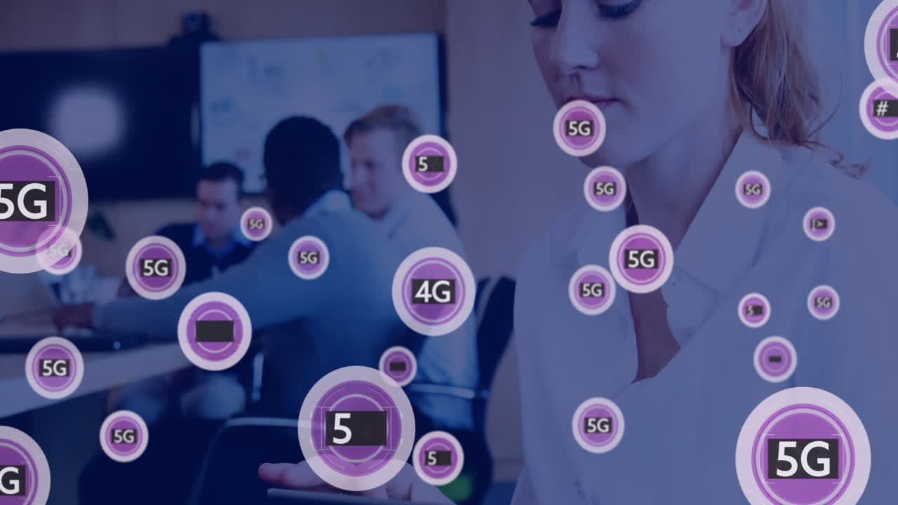 animación de procesamiento de texto y datos 5g sobre una mujer de negocios caucásica que usa una tableta