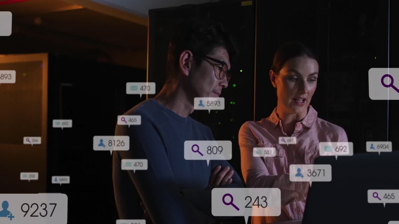 animación de iconos de redes sociales sobre diversos ingenieros masculinos y femeninos que usan computadoras portátiles en la sala del servidor