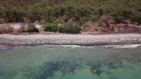 antena de drones moviéndose lateralmente sobre la playa azul tropical