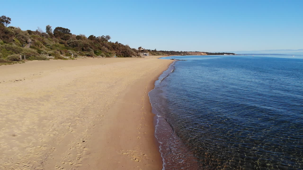 vuelo de drones a lo largo de la playa de arena dorada y la costa azul del océano de sandringham, melbourne