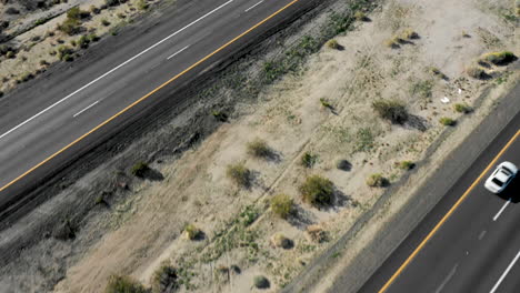 Vista-De-Pájaro-Sobrevolando-La-Interestatal-10-De-Dos-Carriles-En-Arizona-Cerca-De-La-Frontera-Del-Estado-De-California