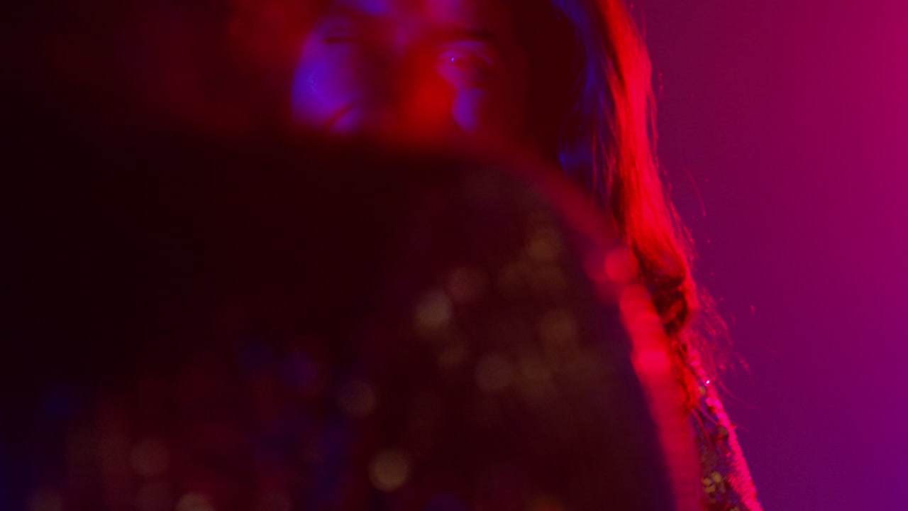 나이트클럽 바 또는 디스코에서 춤추고 술을 마시는 두 여성의 근접 4