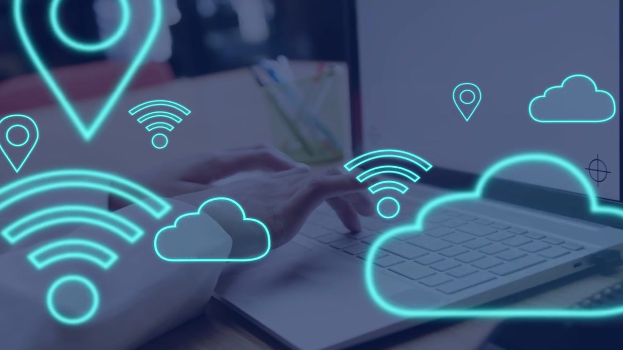Kvinde taster på bærbar computer, hvilket får sky-, WiFi- og pin-ikoner til at svæve over tastaturet, der visualiserer teknologi