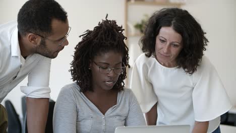 Concentrated-managers-discussing-business-issues